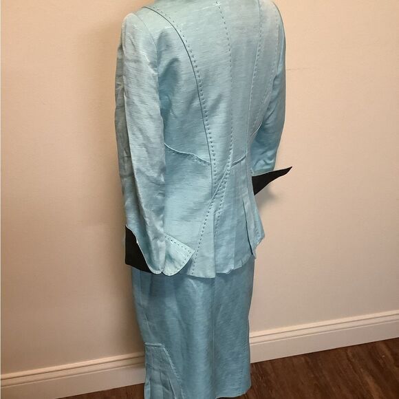This Carlisle two-piece 100% silk skirt suit size 2 formal holiday New Year’s - Picture 2 of 15